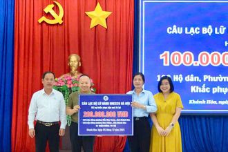 CLB LỮ HÀNH UNESCO HÀ NỘI TRAO HƠN 200 TRIỆU ĐỒNG HỖ TRỢ ĐỒNG BÀO VÙNG LŨ NHA TRANG