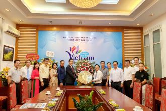 Câu lạc bộ HUTC chúc mừng 60 năm Ngày thành lập Ngành du lịch Việt Nam