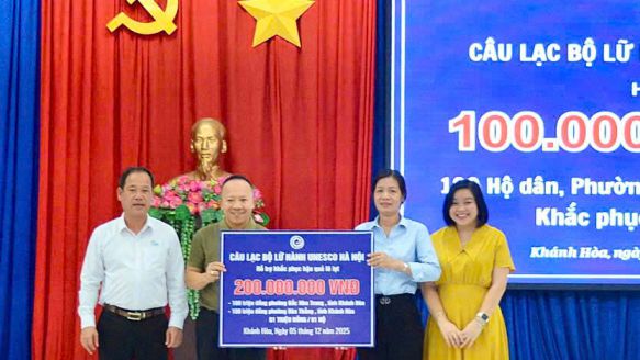 CLB LỮ HÀNH UNESCO HÀ NỘI TRAO HƠN 200 TRIỆU ĐỒNG HỖ TRỢ ĐỒNG BÀO VÙNG LŨ NHA TRANG