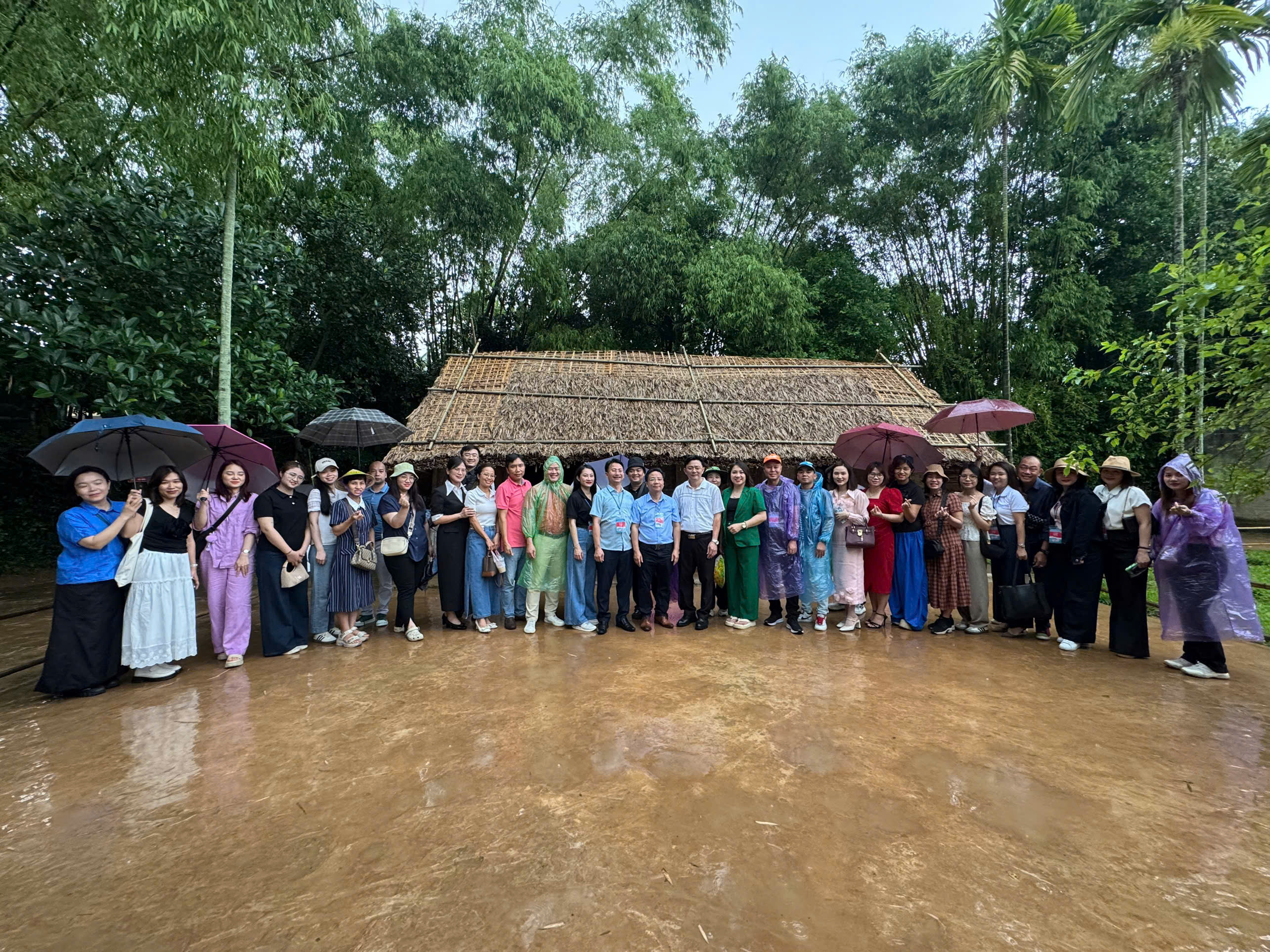 Đoàn đại biểu tham quan và khảo sát tại Khu di tích lịch sử Quốc gia Đặc biệt Kim Liên.