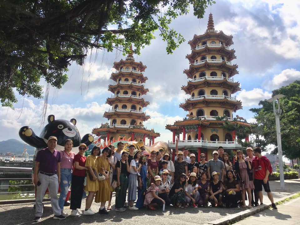 Du khách chụp ảnh kỷ niệm tại tháp Long Hổ - Đài Loan